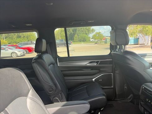 Used 2025 Jeep Wagoneer Series II AWD/4WD image 12