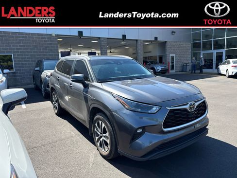 Used 2023 Toyota Highlander XLE AWD/4WD image 1
