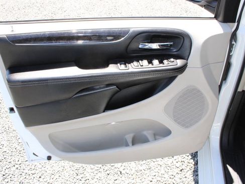 Used 2016 Chrysler Town & Country Touring FWD image 22