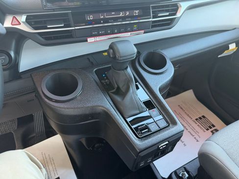 Used 2026 Toyota Sienna LE FWD image 16