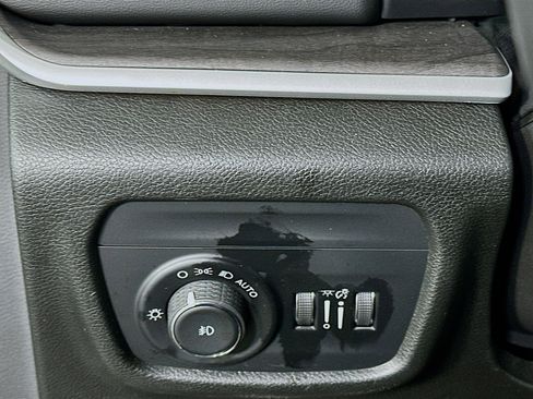 Used 2023 Jeep Grand Cherokee Limited image 17