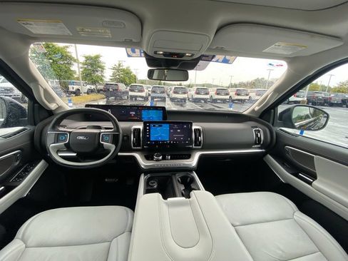Certified 2025 Ford Expedition Platinum AWD/4WD image 26