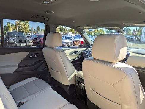 Used 2022 Chevrolet Traverse LT image 38
