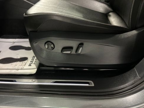 Used 2022 Volkswagen Tiguan SE R-Line image 11