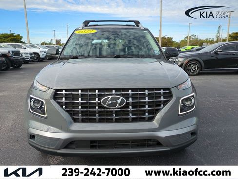 Used 2022 Hyundai Venue Limited image 3