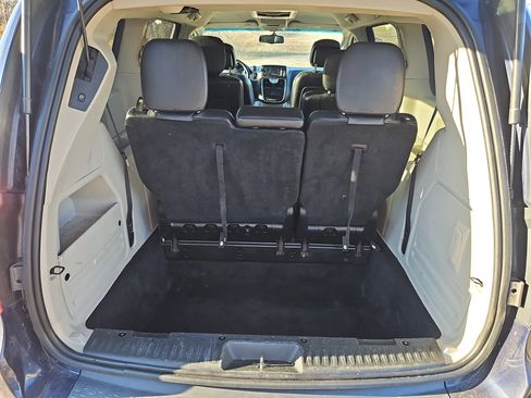 Used 2013 Chrysler Town & Country Touring image 9