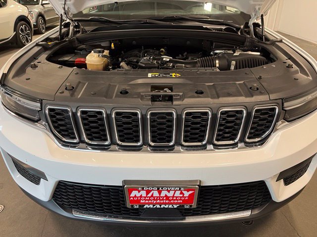 Used 2023 Jeep Grand Cherokee Laredo AWD/4WD image 9