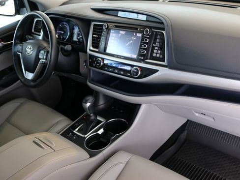 Used 2019 Toyota Highlander XLE image 40