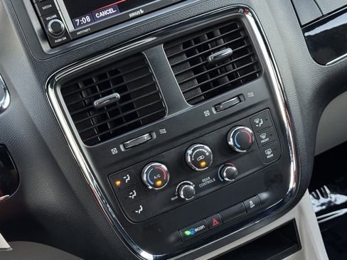 Used 2020 Dodge Grand Caravan SXT image 31