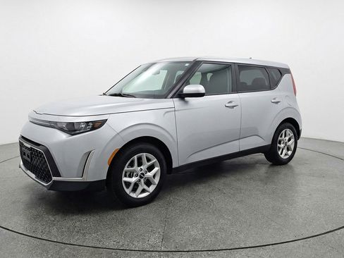 Used 2025 Kia Soul LX w/ LX Technology Package image 3