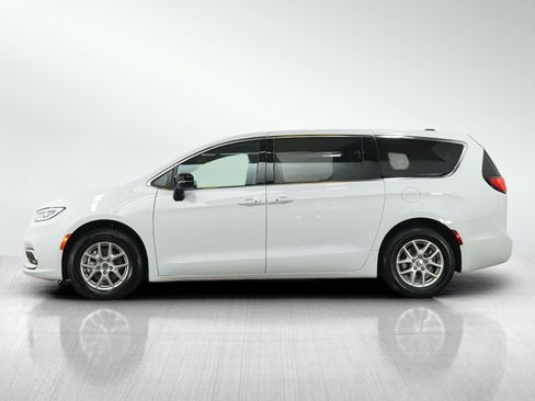 Used 2025 Chrysler Pacifica Select FWD image 2