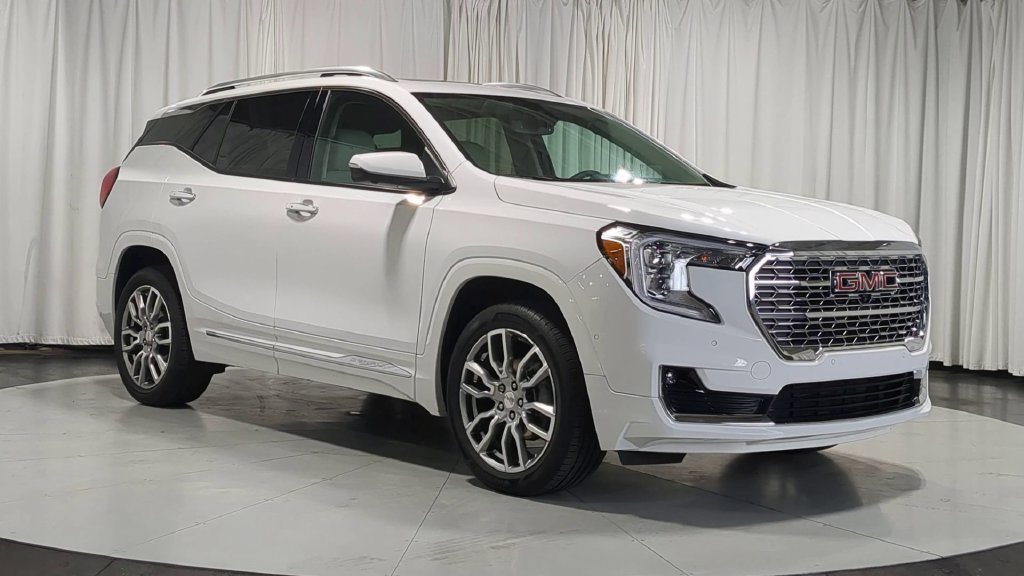 Used 2024 GMC Terrain Denali w/ Denali Premium Package AWD/4WD image 2
