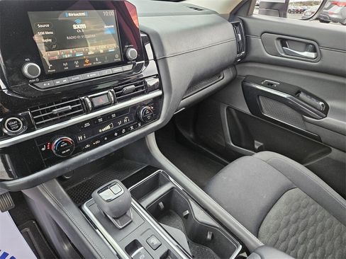 Used 2022 Nissan Pathfinder SV image 19