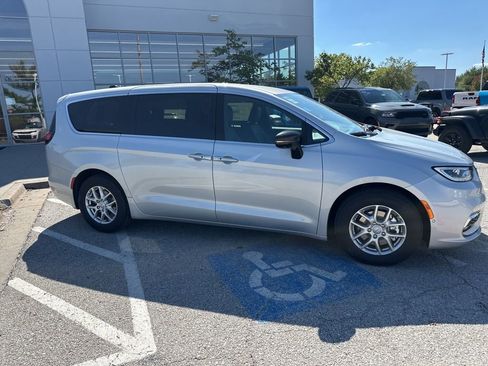 New 2026 Chrysler Pacifica Select image 36