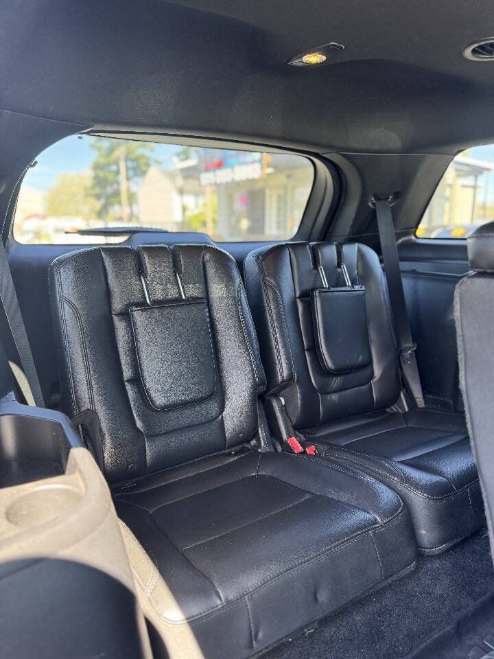 Used 2016 Ford Explorer XLT w/ Equipment Group 202A AWD/4WD image 12