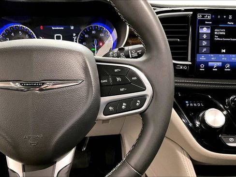 Used 2023 Chrysler Pacifica Limited FWD image 12
