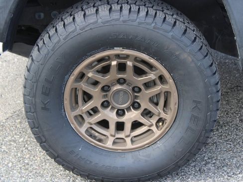 Used 2022 Toyota Tacoma SR5 w/ Trail Edition image 8