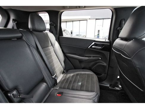 Used 2023 Mitsubishi Outlander SE FWD image 13