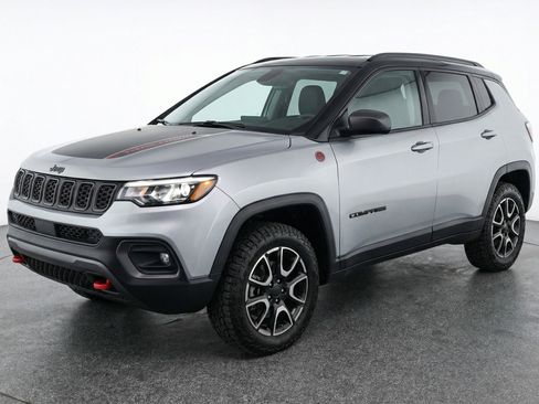 Used 2025 Jeep Compass Trailhawk image 3