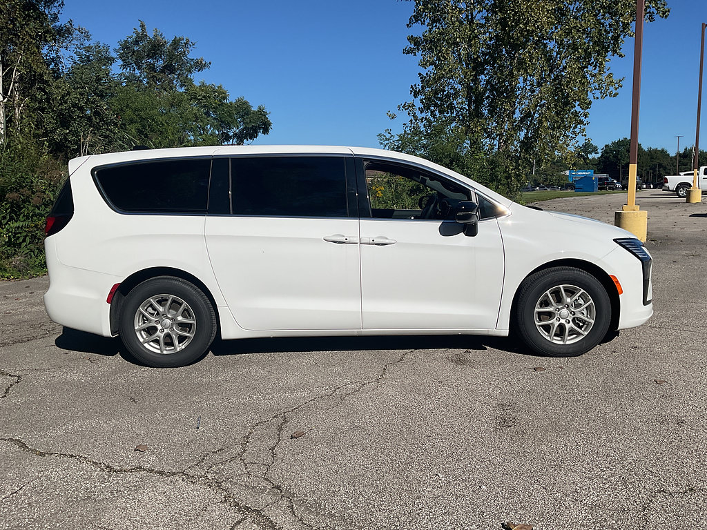 New 2027 Chrysler Pacifica Select FWD image 4