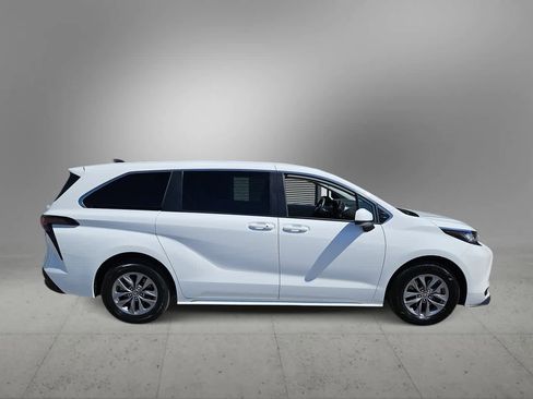 Used 2023 Toyota Sienna LE image 9