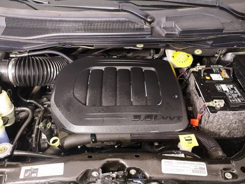 Used 2019 Dodge Grand Caravan SE w/ UConnect Hands-Free Group image 18