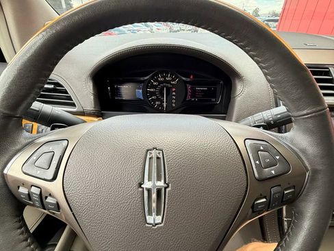 Used 2013 Lincoln MKX FWD image 9