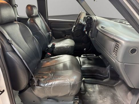 Used 2000 Chevrolet Silverado 1500 4x4 Extended Cab w/ Firm Ride Suspension Pkg image 18