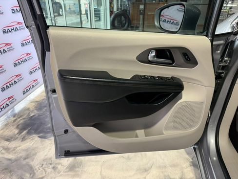 Used 2020 Chrysler Pacifica Touring-L FWD image 19