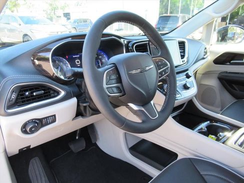 Certified 2024 Chrysler Pacifica Limited AWD/4WD image 24