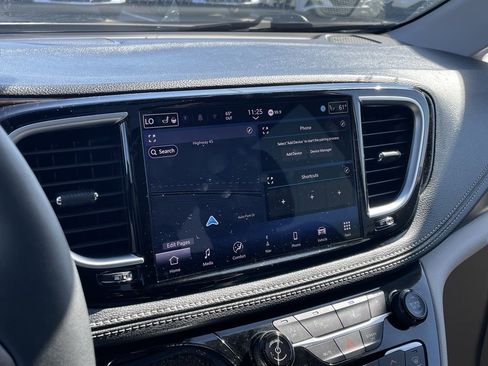 Used 2024 Chrysler Pacifica Limited image 15