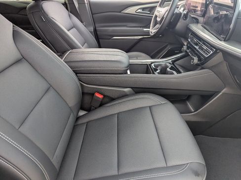 Used 2025 Chevrolet Traverse LT w/ Enhanced Driving Package image 12