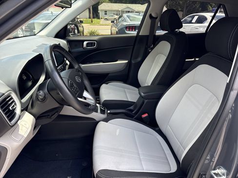 Used 2024 Hyundai Venue SEL FWD image 9
