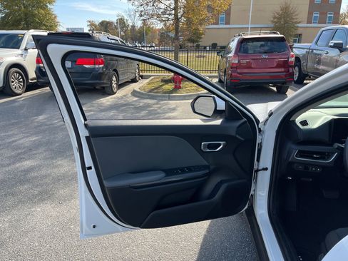 New 2025 Kia K4 LXS image 13