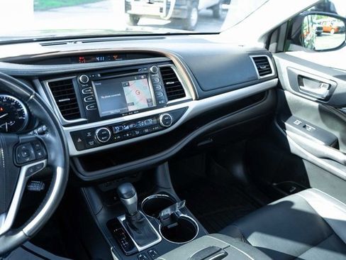 Used 2019 Toyota Highlander XLE image 17