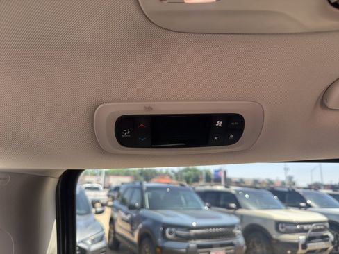 Used 2023 Chrysler Pacifica Touring-L FWD image 14