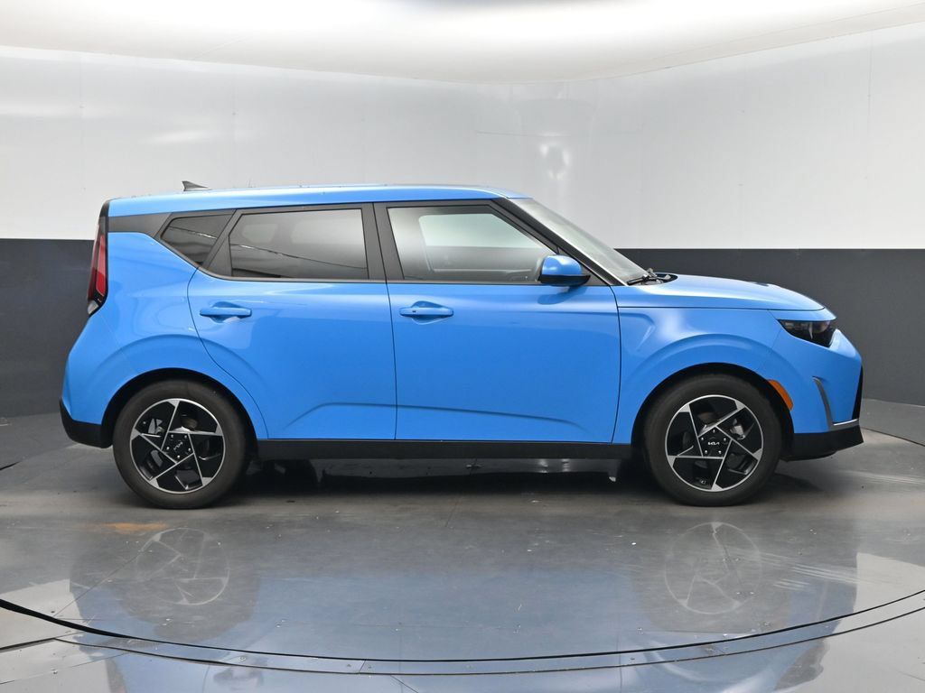 Used 2023 Kia Soul EX FWD image 2