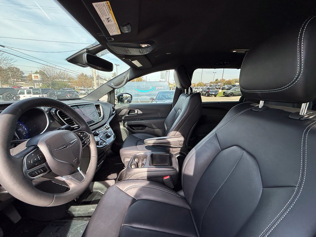 Used 2025 Chrysler Pacifica Select FWD image 12