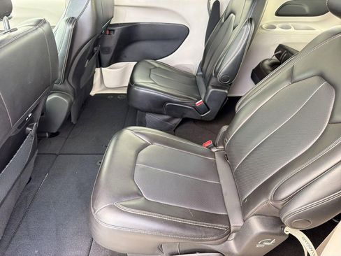 Used 2023 Chrysler Pacifica Touring-L FWD image 15