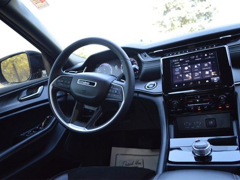 Used 2023 Jeep Grand Cherokee Altitude image 32