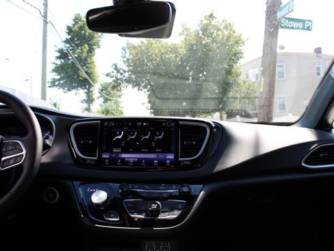 Used 2025 Chrysler Pacifica Select FWD image 26