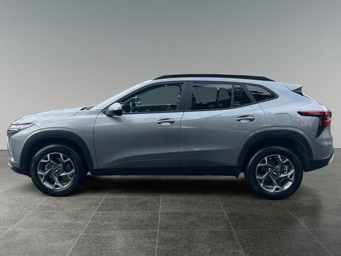 Used 2025 Chevrolet Trax LT w/ LT Convenience Package image 4