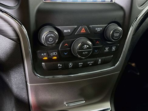 Used 2021 Jeep Grand Cherokee Laredo AWD/4WD image 8