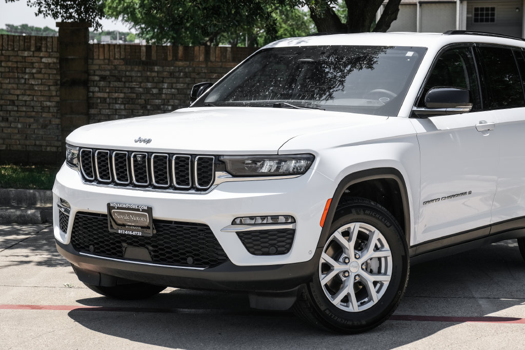 Used 2023 Jeep Grand Cherokee Limited w/ Luxury Tech Group II AWD/4WD image 12