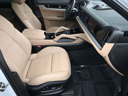 Certified 2024 Porsche Cayenne image 29