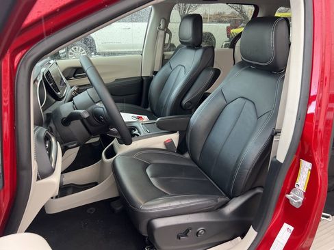 Used 2024 Chrysler Pacifica Touring-L image 10