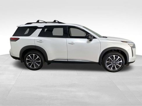 New 2026 Nissan Pathfinder Platinum image 2