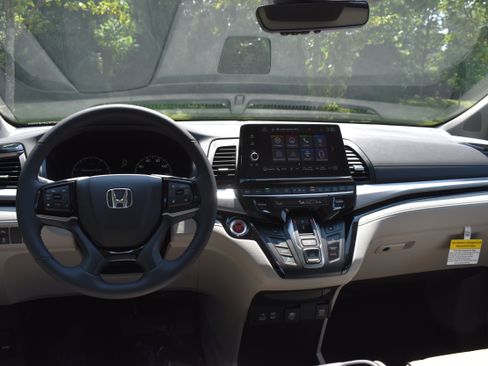 New 2026 Honda Odyssey Touring image 17