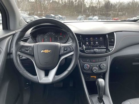 Certified 2022 Chevrolet Trax LT w/ Midnight Edition image 19