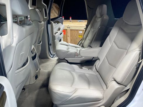 Used 2020 Cadillac Escalade Luxury w/ LPO, Radiant Package AWD/4WD image 17